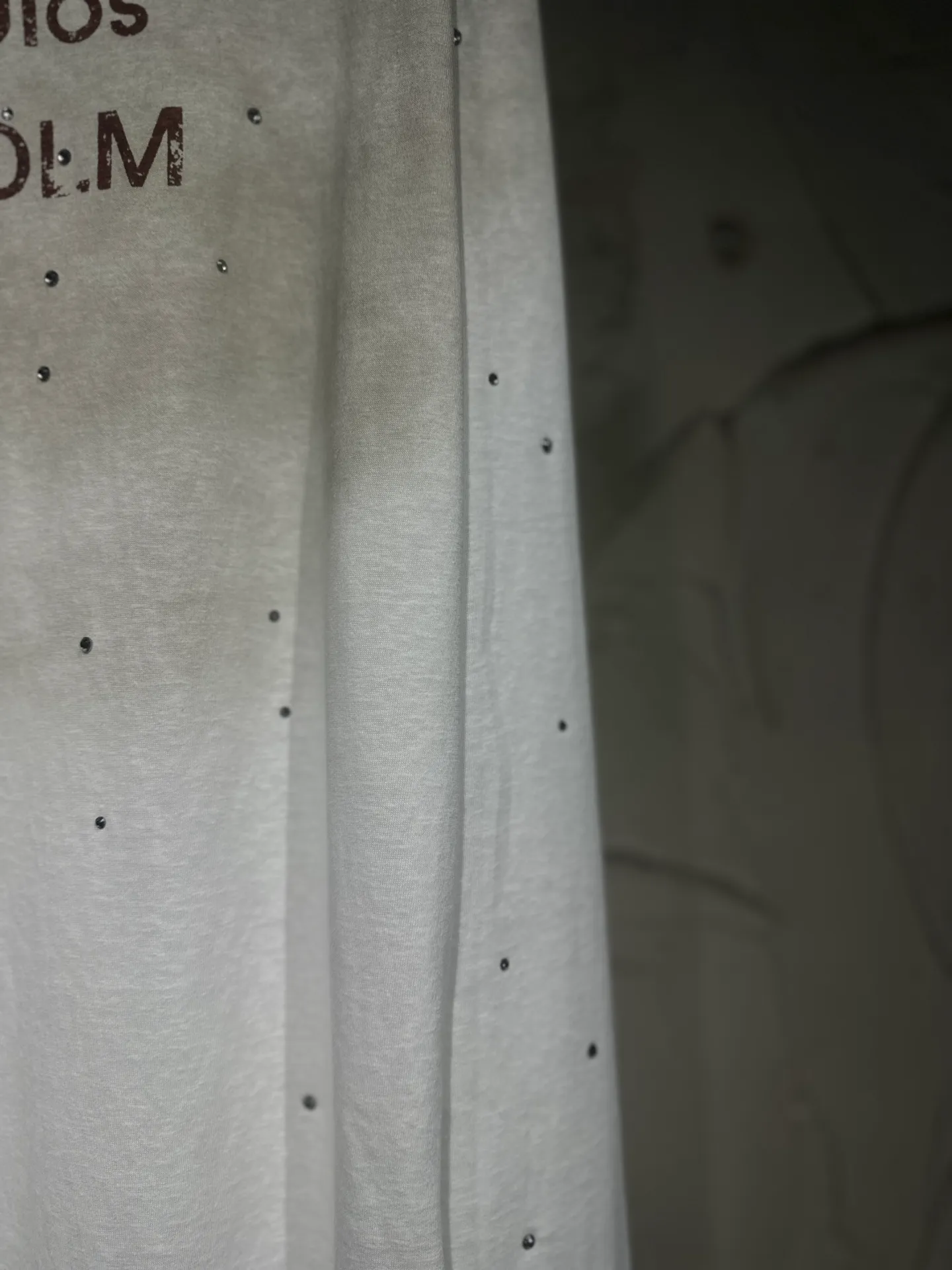 The highest version of Acne Studios long-sleeved Series distressed, dirty and mud-dyed long-sleeved T-shirts. The long-sleeved T-shirts with stir-fried colors and distressed edges are not picky. The snowflake cotton fabric feels soft and smooth and is not easy to wash. The fabric has been processed so it is sturdier than the quality ones in the counter. It can be used as sun protection clothing in summer. The same fabric as the original one is relatively thin. The feel and count are in place. The fried yellowing effect is cool. The printing effect is also in place. Details are online for comparison. 1 color four codes #long sleeve t-shirt # #acne Color: hot diamond white Size: S M LXL